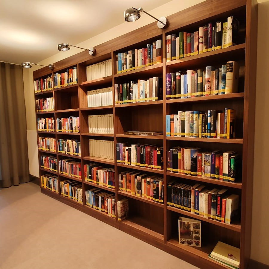 Bücherwand der Möbelwerkstätte & Objektausbau Gerhard Schmid GmbH